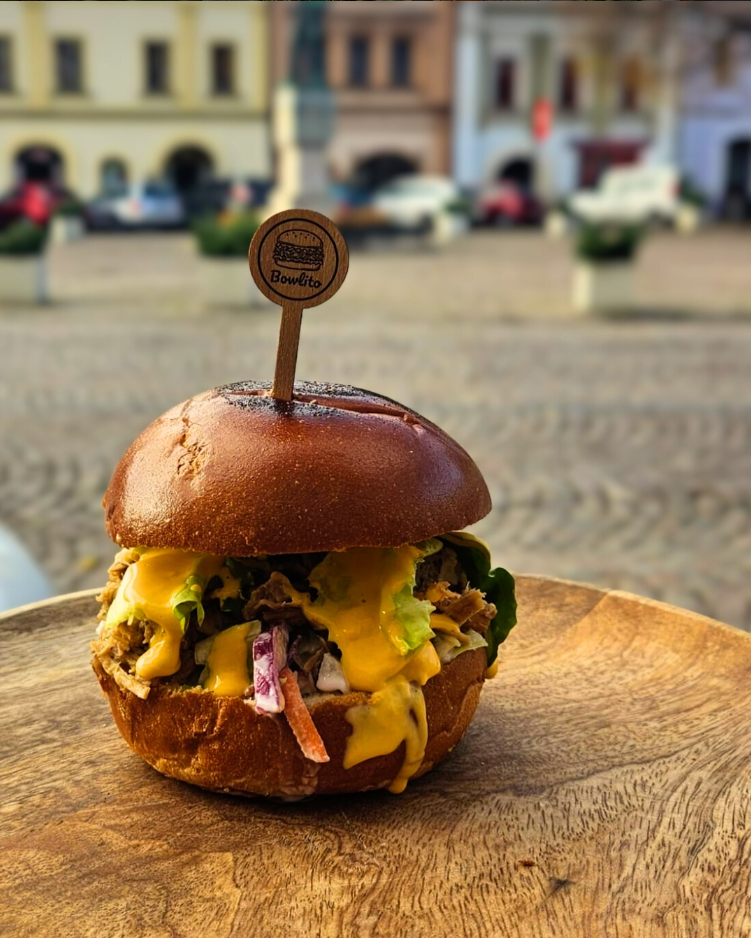 Smash burger na prkně