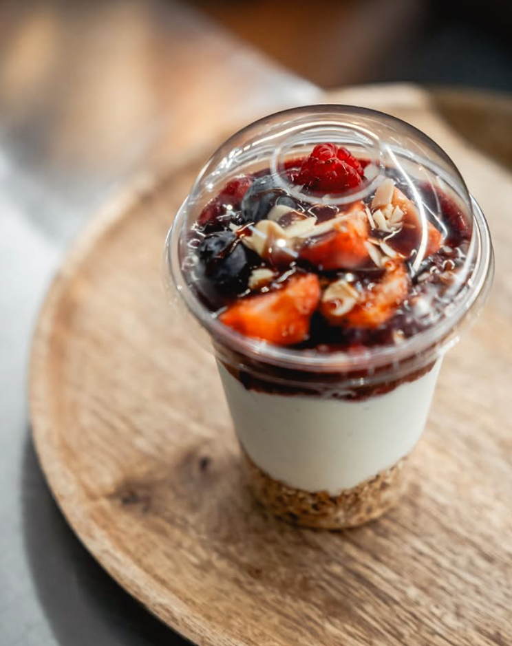 Jogurt s granolou a ovocem